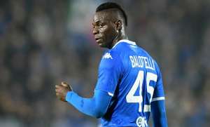 'É negro, está trabalhando para se clarear', diz dono do Brescia sobre Balotelli
