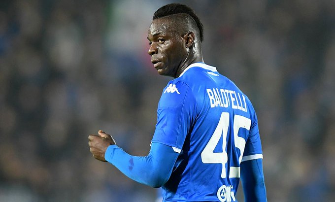 ‘É negro, está trabalhando para se clarear’, diz dono do Brescia sobre Balotelli