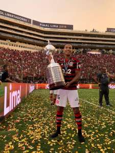 Lateral faz história no Flamengo e conquista dois títulos em menos de 24 horas