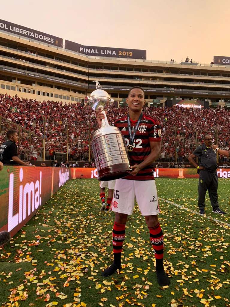João Lucas celebra título em Lima