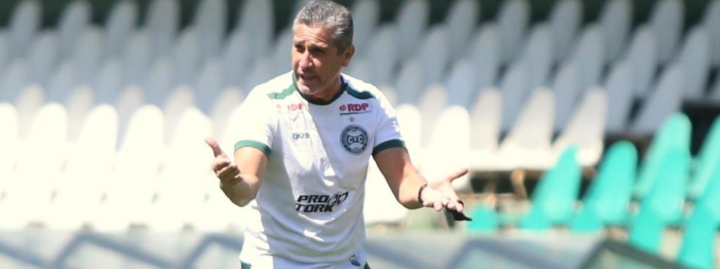 Jorginho fala em “carta na manga”, mas quer vencer para coroar acesso na Série B