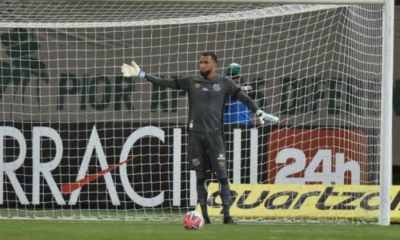 Everson mostrou muita qualidade com os pés. (Foto: Divulgação / Santos)