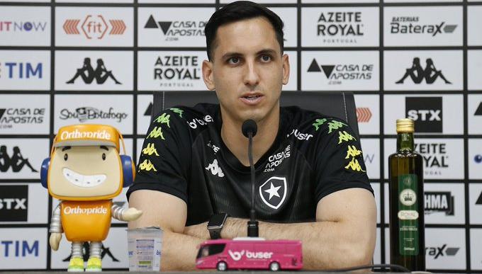 Gatito elogia defesa e vê Botafogo mais confiante para evitar queda
