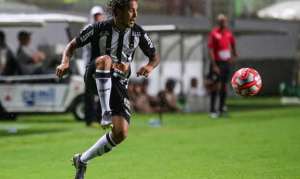 Lateral pede desculpas a atleticanos e volta a treinar com grupo