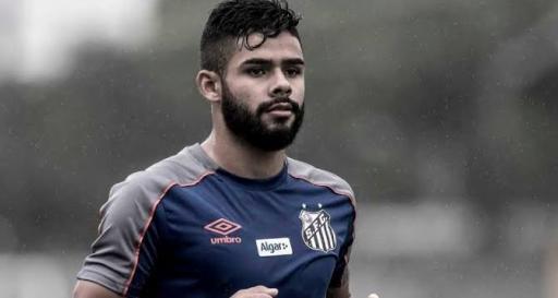 Lateral do Santos ainda vê companheiro como titular e diz que precisa de readaptação