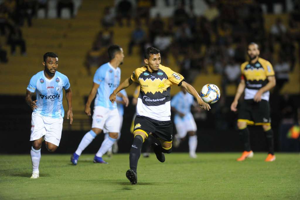 Andrew não escondeu a tristeza pelo rebaixamento (Foto: Caio Marcelo/Criciúma)