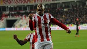 Na Turquia, Robinho faz promessa e revela 'retorno' a clube brasileiro