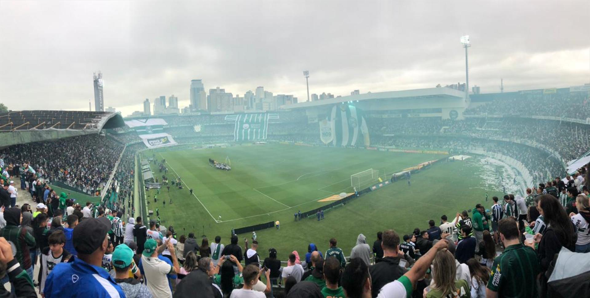 Série B: Apoio de Alex e recordes de público deixam Coritiba a um empate do acesso