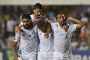 Com desconforto no joelho, lateral vira dúvida do Santos para jogo contra Fortaleza