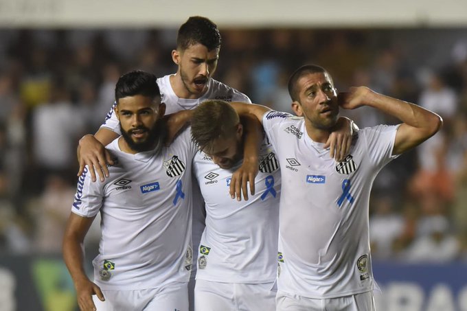 Com desconforto no joelho, lateral vira dúvida do Santos para jogo contra Fortaleza