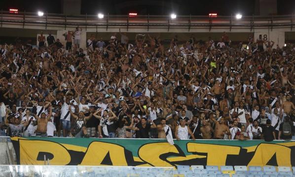 Torcida do Vasco, em duelo com o Flamengo, no Maracanã