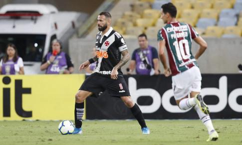 Punido pelo STJD, zagueiro desfalca Vasco por 3 jogos na reta final do Brasileirão