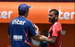 Lateral não treina e Fernando Diniz esboça São Paulo com a volta de atacante
