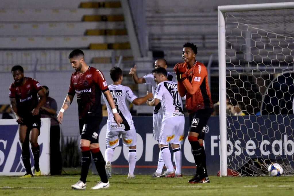 Jogadores da Ponte comemoram gol sobre o Brasil (Foto: Álvaro Jr./Ponte Press)