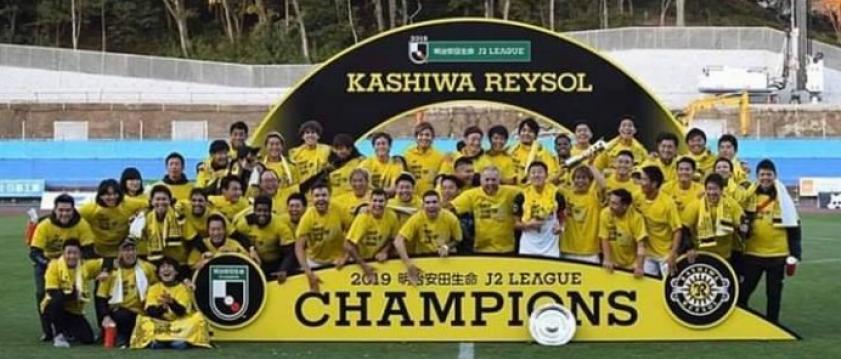 Foto oficial do Kashiwa Reysol, campeão da J-League 2