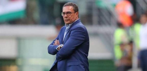 Técnico passa por cirurgia para retirar tumor e garante retorno a time do Brasileirão