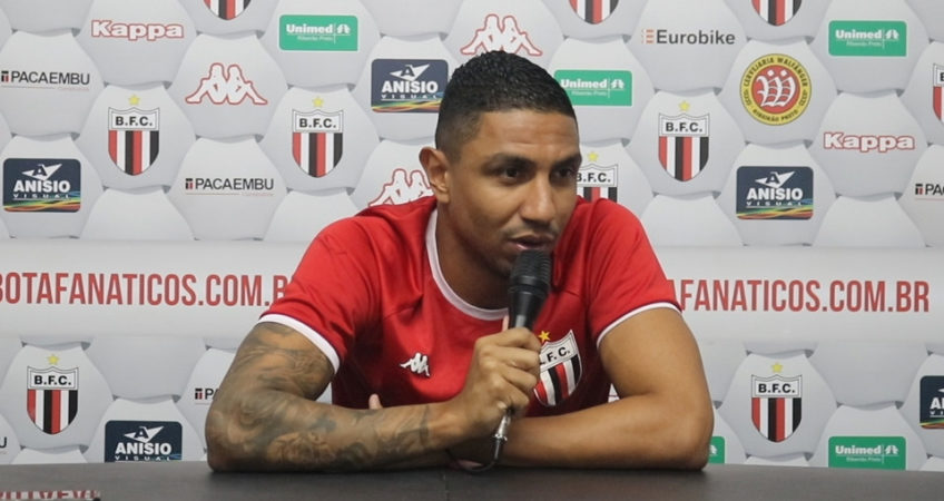 Série B: Zagueiro pede foco: “Precisamos honrar camisa do Botafogo”