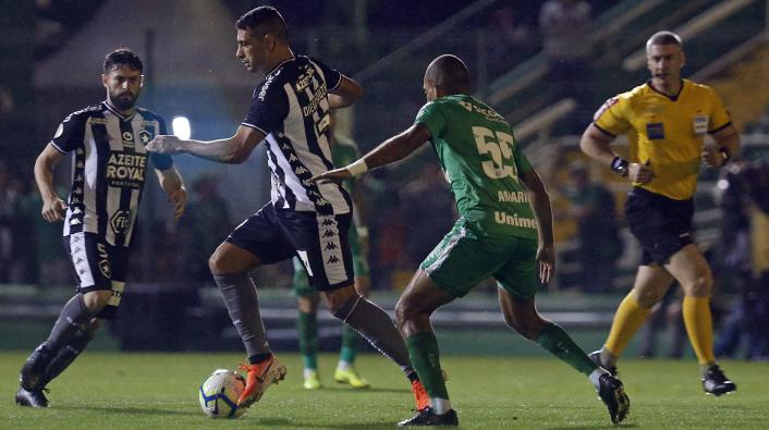 Botafogo rebaixou Chape na Arena Condá. Foto: Márcio Cunha