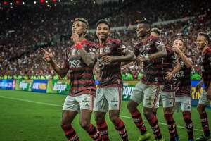 Jogadores do Flamengo comemoram os títulos e já começam a pensar no Mundial