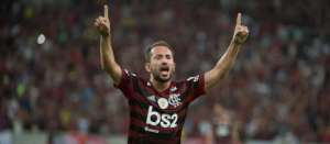 Na festa do título brasileiro, capitão do Flamengo mantém foco no Liverpool