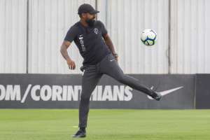 Coelho deixa em aberto briga no ataque do Corinthians: 'Quem ganha é o torcedor'