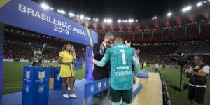 Entrega de premiação ao Fla gera constrangimento a time da Série B