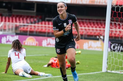 ‘No futebol feminino tem de deixar zona de conforto’, diz diretora do Corinthians