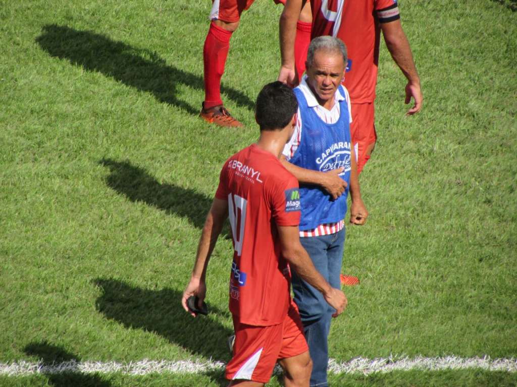 Hoje treinador, Roberval foi jogador de Cilinho.