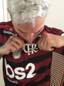 Atacante beija camisa do Flamengo e revolta torcida do Palmeiras