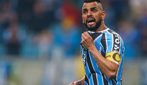 Volante revela provável cirurgia no joelho e deve perder pré-temporada do Grêmio