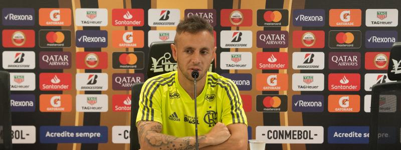 Rafinha exibe taças tatuadas e vê partida contra o Palmeiras como ‘mais um jogo’