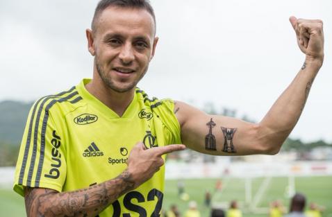 Rafinha, exibindo suas tatuagens de campeão. (Foto: Divulgação / Flamengo)