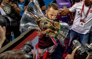 Com dores no joelho, meia desfalca o Flamengo contra o Palmeiras