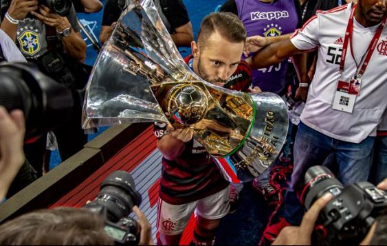 Com dores no joelho, meia desfalca o Flamengo contra o Palmeiras