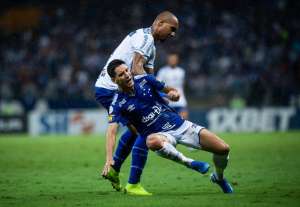 Torcedores do Cruzeiro ameaçam meia de morte em conversa com presidente