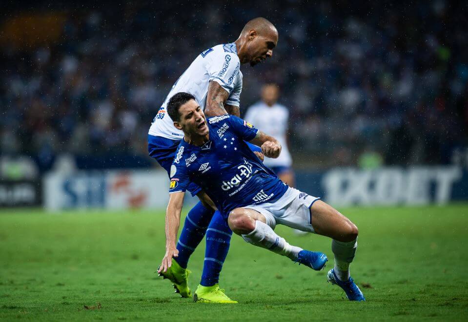 Torcedores do Cruzeiro ameaçam meia de morte em conversa com presidente