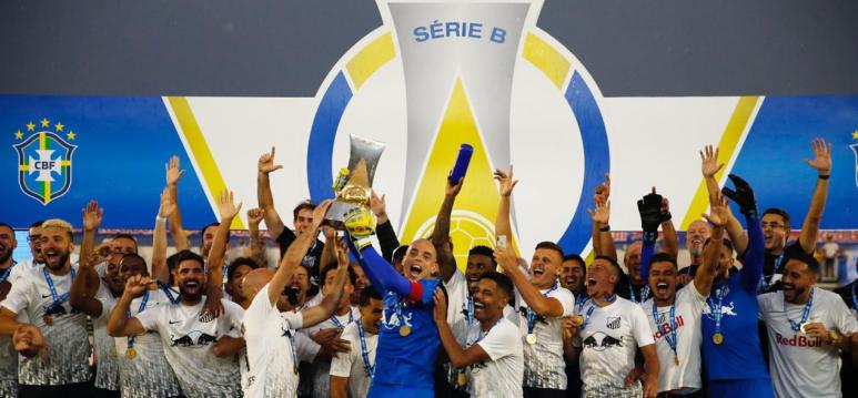 Troféu no ar e medalhas no peito dos jogadores do Bragantino