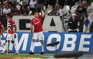 Atacante comemora vitória do Inter e diz que buraco atrapalhou Gatito em gol