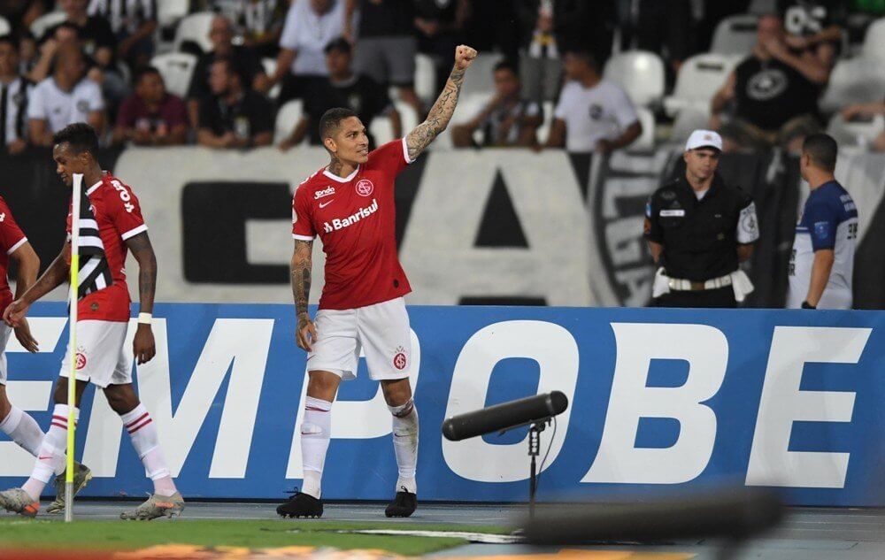 Atacante comemora vitória do Inter e diz que buraco atrapalhou Gatito em gol