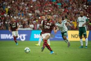 Com nervos à flor da pele, Palmeiras busca 'carimbar faixa' do Flamengo