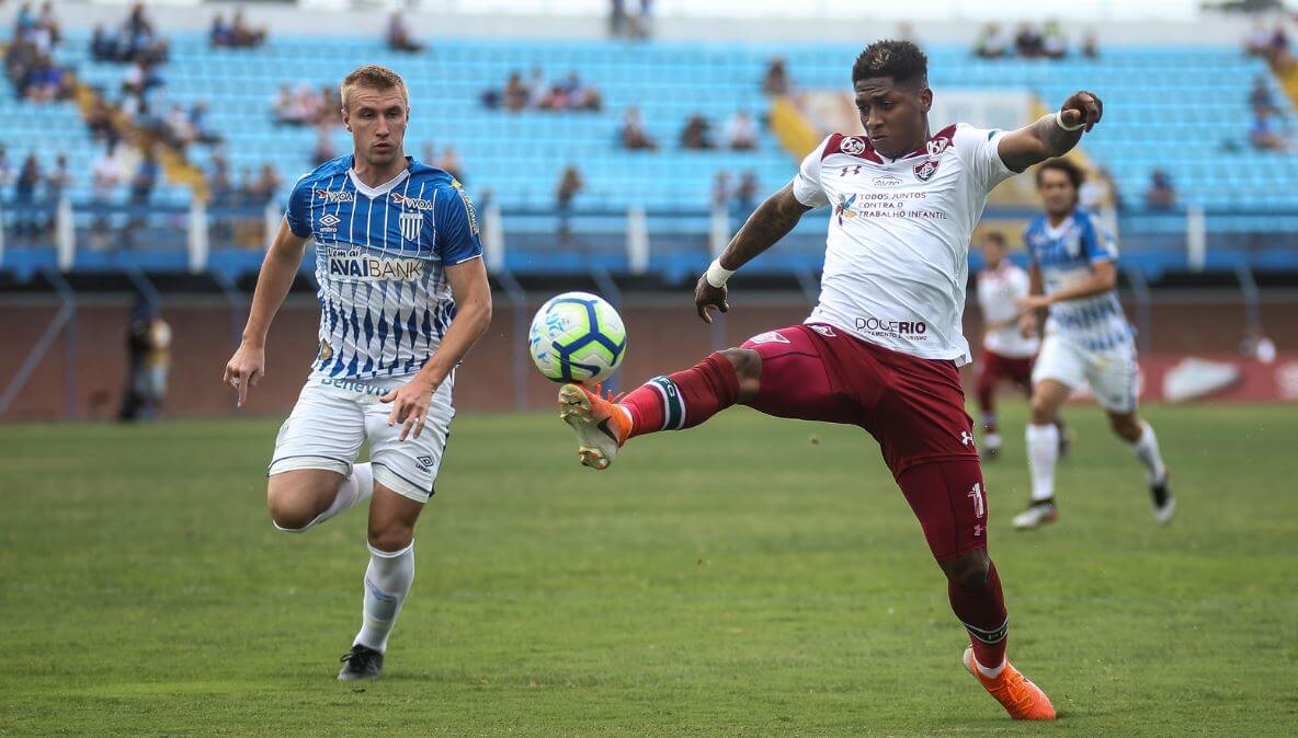 Treinador do Fluminense culpa queda de rendimento no segundo tempo por tropeço