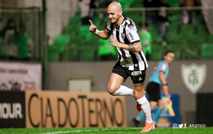 Fábio Santos fez gol da vitória de pênalti