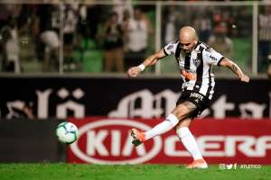 Fábio Santos vibra com gol em ex-clube e se diz aliviado com permanência do Atlético-MG