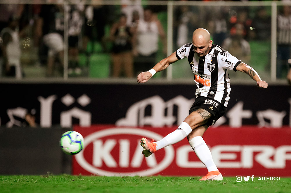 Fábio Santos na cobrança de pênalti. (Foto: Atlético/Divulgação) Fábio Santos na cobrança de pênalti. (Foto: Atlético/Divulgação)