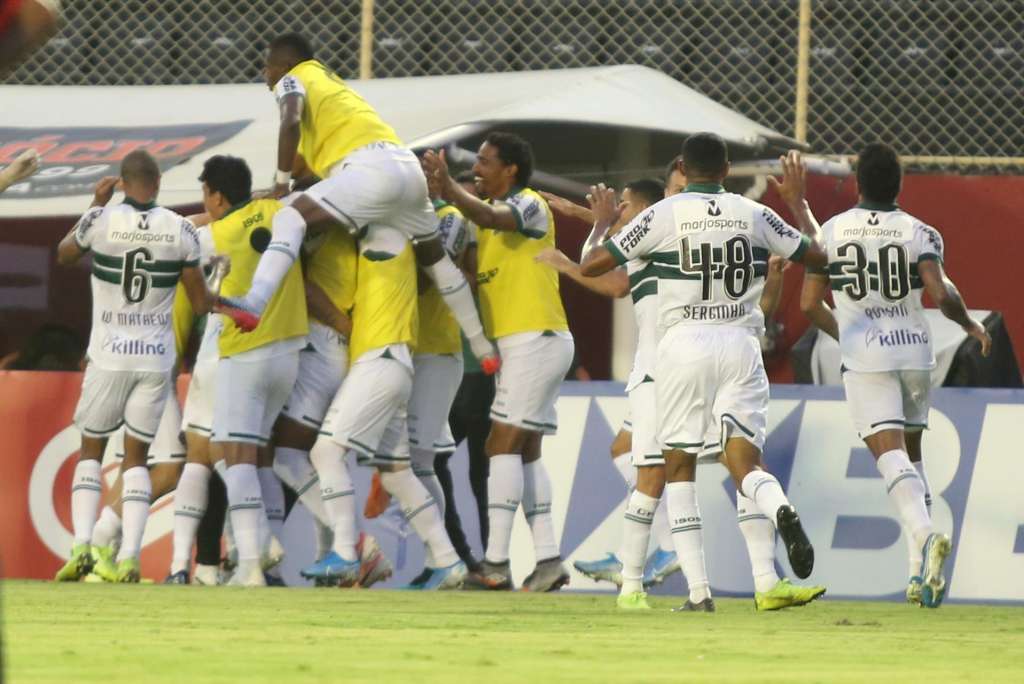 Jogadores do Coritiba comemoram o acesso à elite do Brasileirão