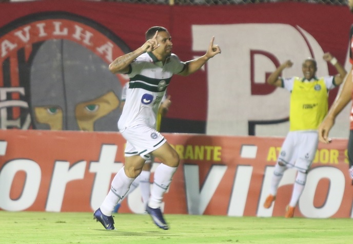 Iluminado, Wanderley marcou os dois gols do Coritiba no jogo do acesso