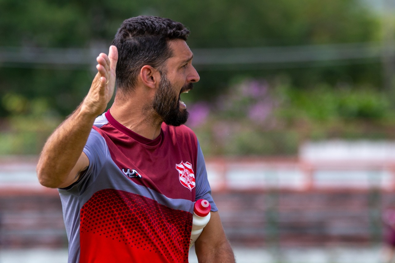 Carioca: Eduardo Allax testa elenco do Bangu em atividade contra o sub-20