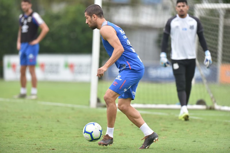 Com 17 jogos no Santos, Evandro celebra fim de jejum e aguarda renovação contratual