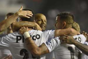 Presidente do Santos se reúne com elenco após cobrança por atrasos salariais