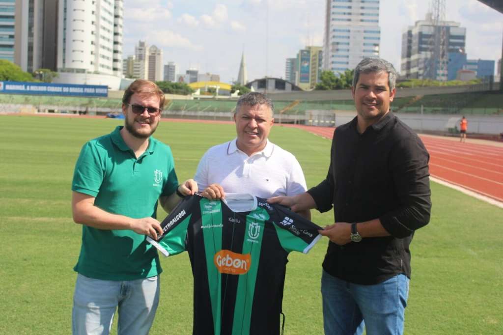 Pachequinho (ao centro) é o novo treinador do Maringá Futebol Clube